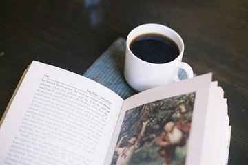 安靜閑暇的午后,一本書一杯茶